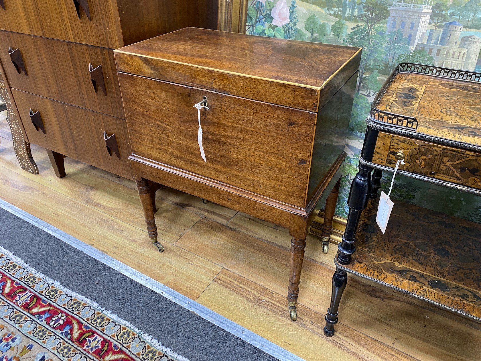 A small George III rectangular mahogany cellarette, width 50cm, depth 30cm, height 60cm